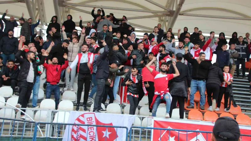 Taraftarların otobüs isyanı, yağmurda kilometrelerce yürüdüler