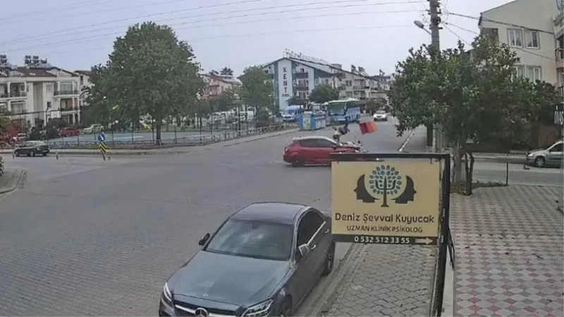 Otomobilin çarptığı motosiklet sürücüsü havada takla attı