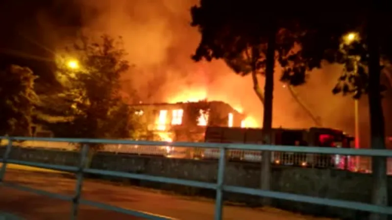 İzmir’de 2 katlı bina alev alev yandı
