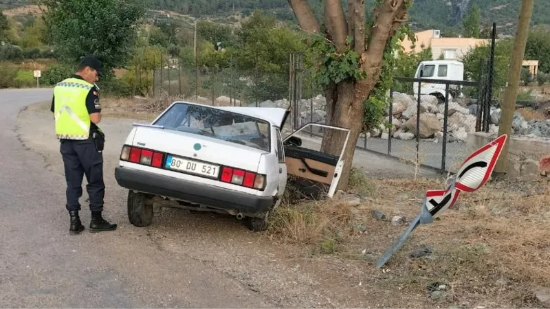 Osmaniye’de ağaca çarpan otomobildeki karı koca yaralandı