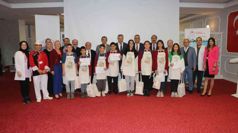Öğrenciler gıda israfına dikkat çekmek için bayat ekmekten pizza yaptı