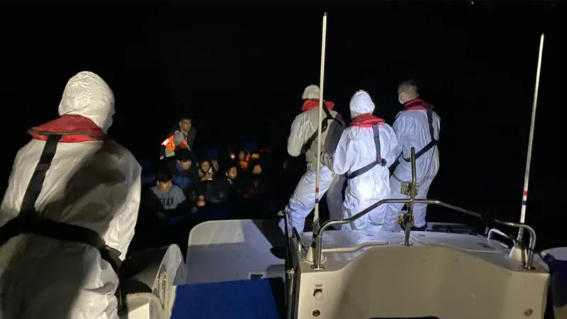 Çanakkale açıklarında 24 göçmen yakalandı