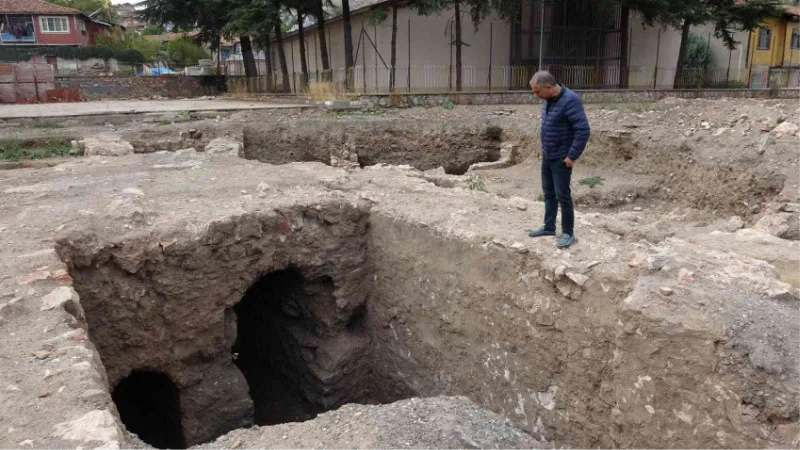 Okulun temel kazısında ortaya çıkmıştı, tahrip edildi