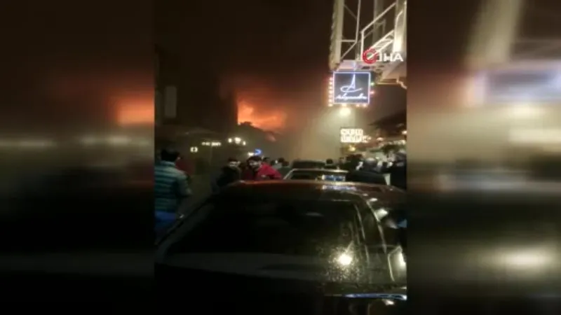 Beşiktaş’ta 2 katlı ahşap binada bulunan lüks kafe alev alev yandı