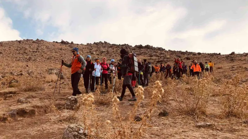 Ağrı Dağı zirvesine çıkmak isteyen kadın dağcılara fırtına engel oldu