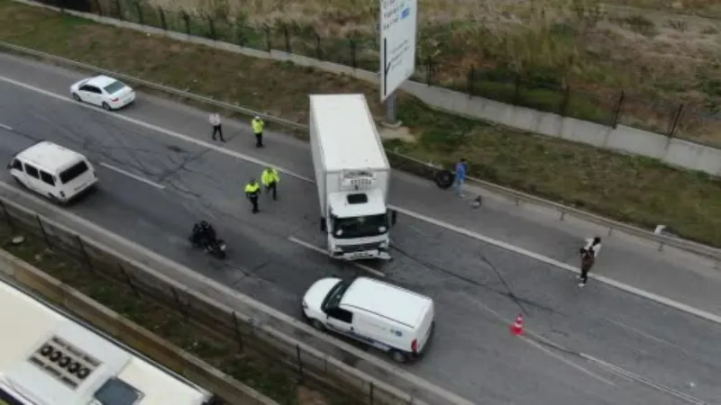 Kartal’da lastiği çıkan kamyon bariyerlere çarptı: Trafik felç oldu