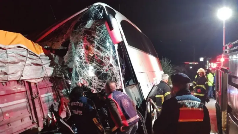 Amasya’da yolcu otobüsü ile kamyon çarpıştı: 2 ölü, 19 yaralı