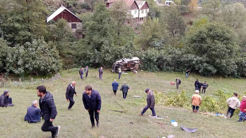 100 metrelik uçuruma sürüklendi! Feci kazada 3 kişi yaşamını yitirdi...