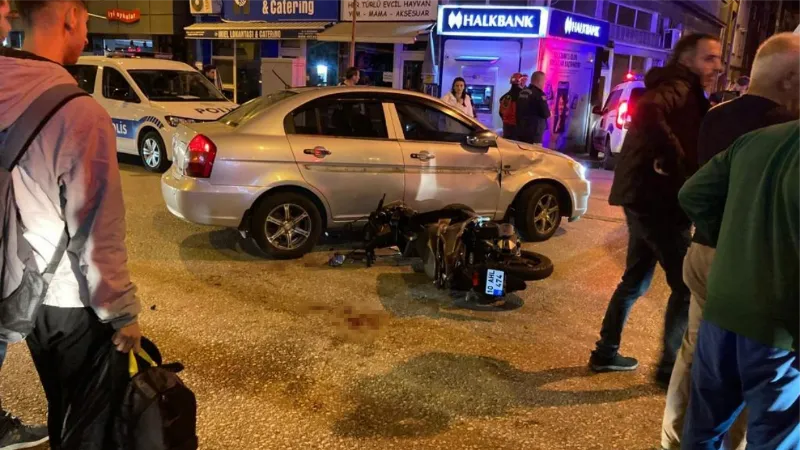 Motosiklet aniden önüne kıran otomobile çarptı: 2 yaralı