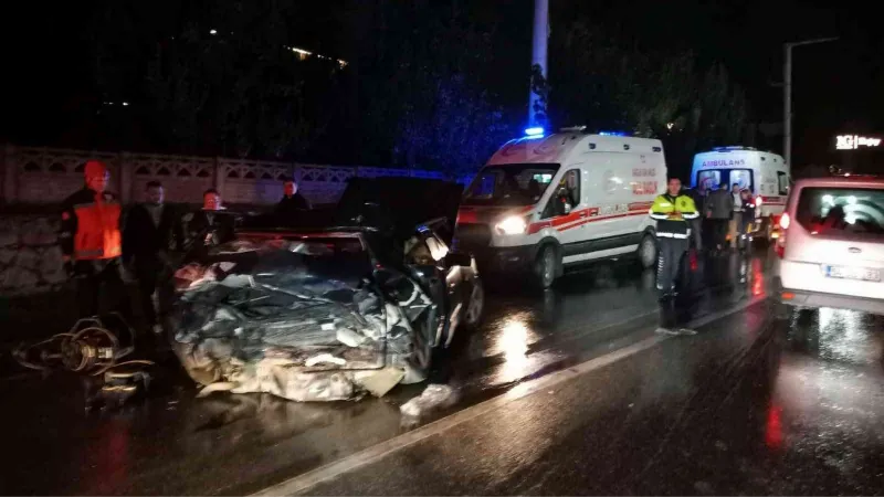 Lüks otomobiller kağıt gibi ezildi: 4 yaralı