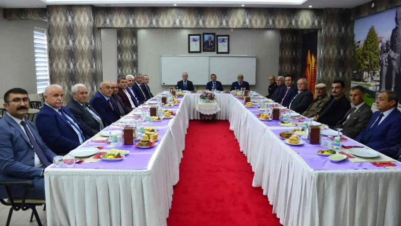 Vali Mete Buhara, muhtarları dinledi