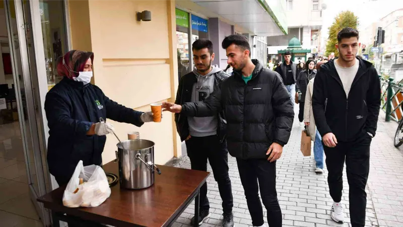 Tepebaşı Belediyesi’nden öğrencilere sıcak çorba ikramı