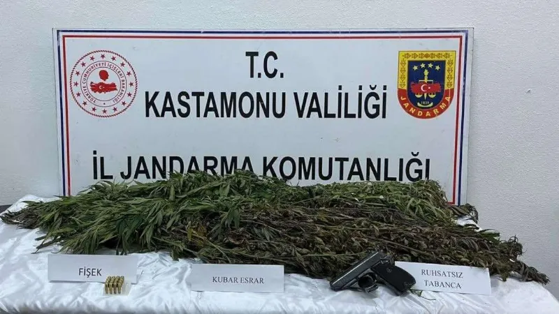 Uyuşturucu satan baba ve oğlunun evlerine jandarmadan operasyon: 2 gözaltı