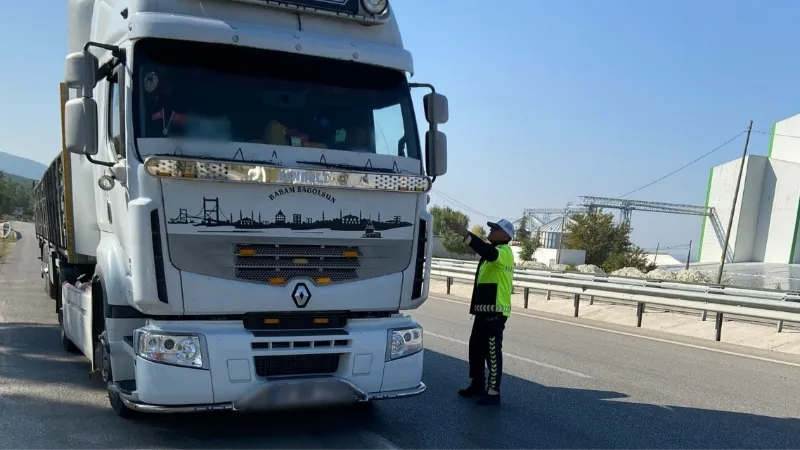 Burdur’da trafik denetiminde sürücülere ceza yağdı