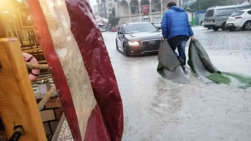 Arhavi’de şiddetli yağmur su taşkınlarına neden oldu