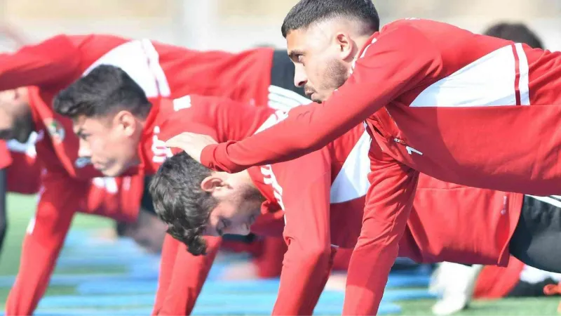 Turgutluspor sentetik sahada hazırlanıyor