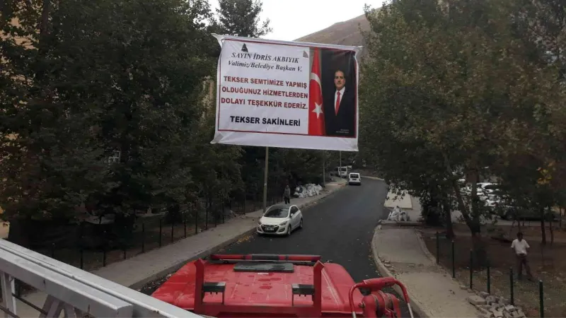 Hakkari Valisi Akbıyık’a fotoğraflı pankartlı teşekkür