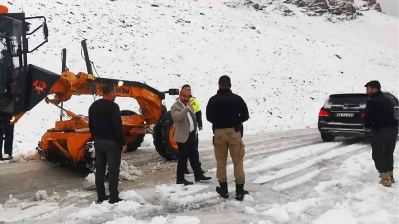 Bahçesaray Kaymakamı Alimoğlu 3 bin rakımlı Karabet Geçidi’nde