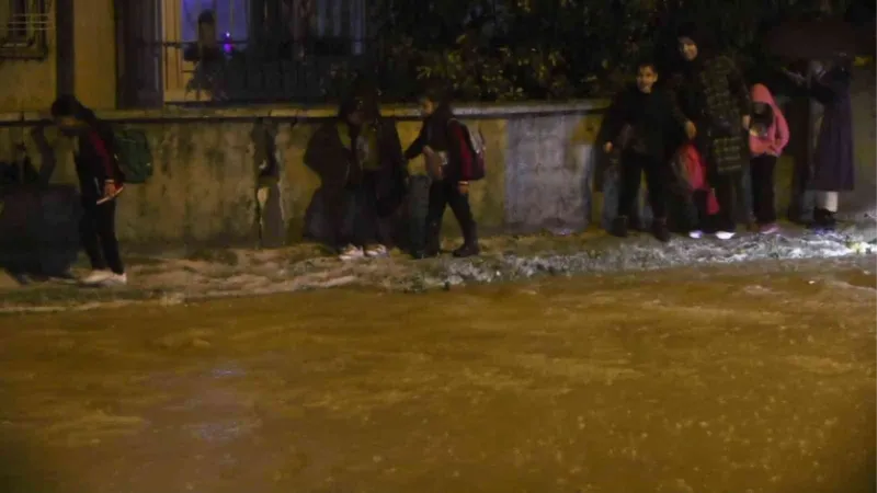 Siirt’te sağanak yağış sonrası caddeler dereye döndü, vatandaşlar zor anlar yaşadı