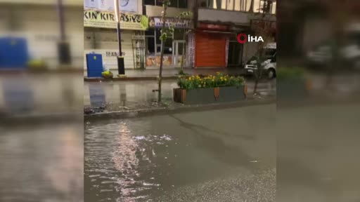 Yüksekova’da aniden bastıran yağmur caddeleri göle çevirdi