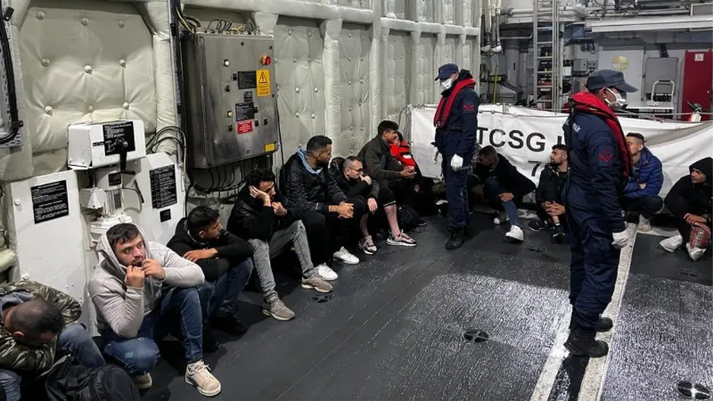 İzmir açıklarında 155 düzensiz göçmen yakalandı, 8 göçmen kurtarıldı