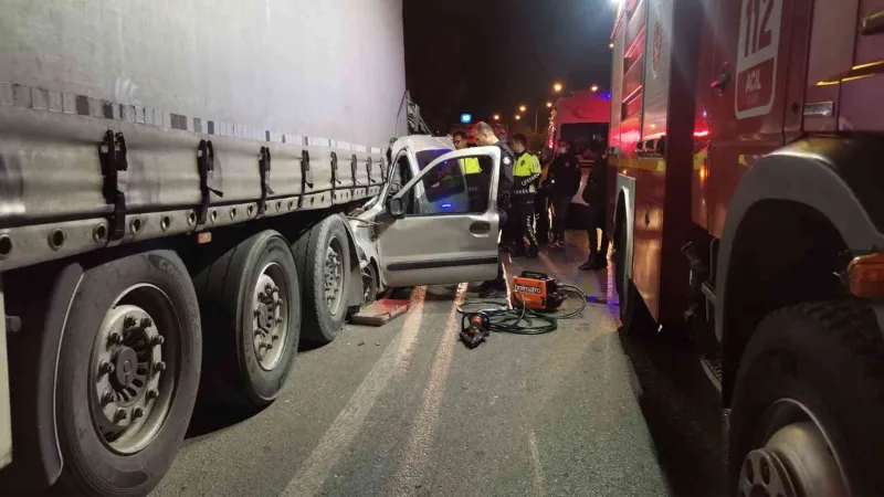 İzmir’de hafif ticari araç tıra ok gibi saplandı: 1 ölü