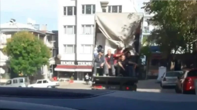 Bursa’da kamyonet kasasında tehlikeli yolculuk kameralarda
