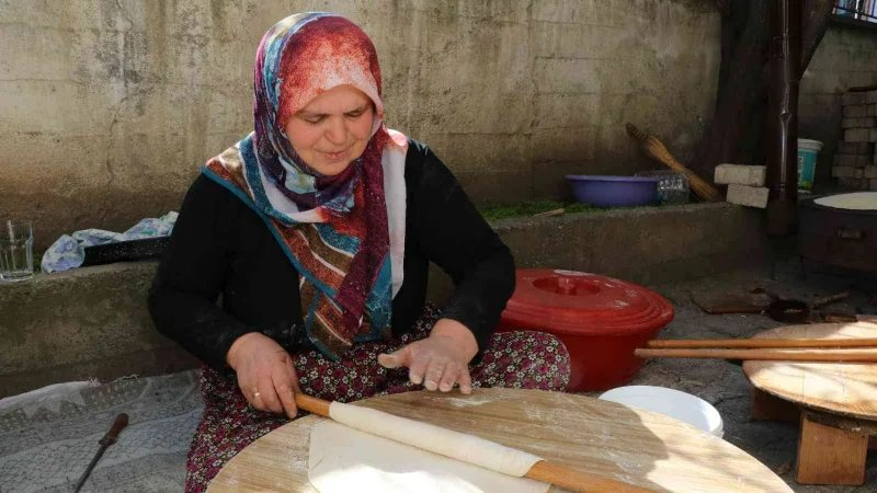 Amasyalı kadınlar kışlık ‘erişte ve ‘cimcik’ için kolları sıvadı