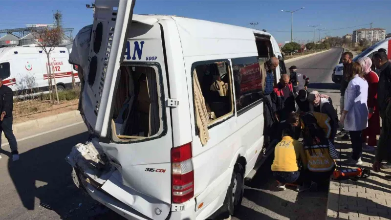 Yozgat’ta Kamyon ile minibüs çarpı 11 kişi yaralandı