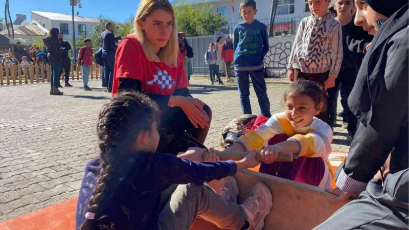 Karlıova’daki şenlikte çocuklar doyasıya eğlendi