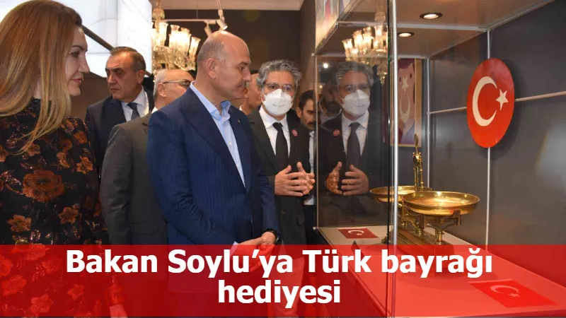 Bakan Soylu’ya Türk bayrağı hediyesi