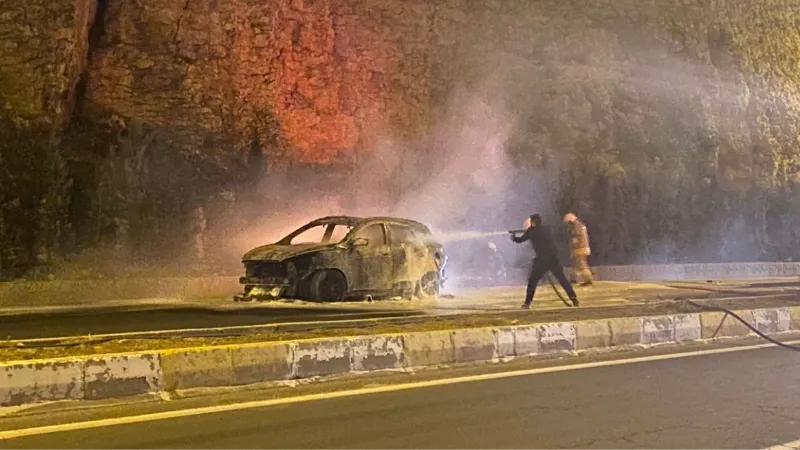 Mardin’de seyir halindeki otomobil alev alev yandı
