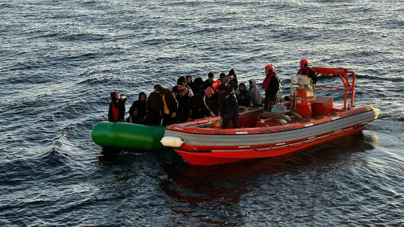 İzmir açıklarında 30 düzensiz göçmen kurtarıldı, 28 göçmen yakalandı