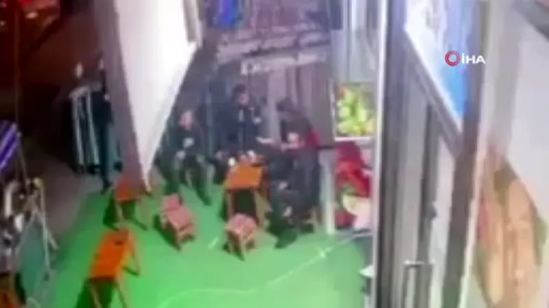 Esenyurt’ta iş yeri önünde silahlı saldırı anı kamerada