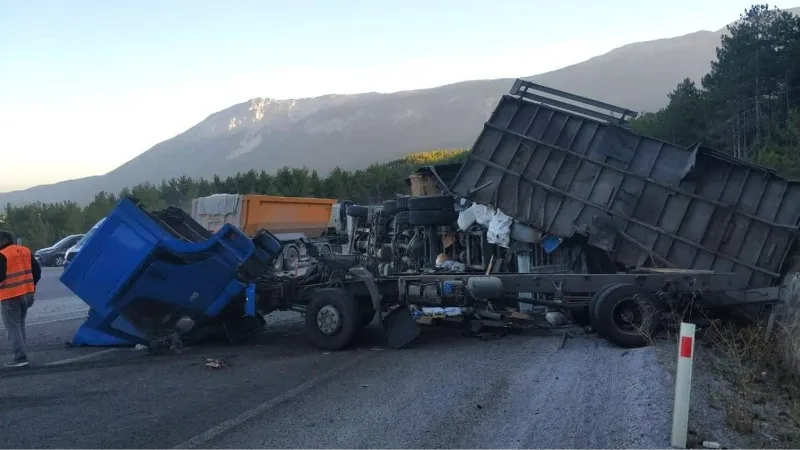 Yem yüklü tır ile kargo kamyonun çarpıştığı kazada sürücüler yaralandı