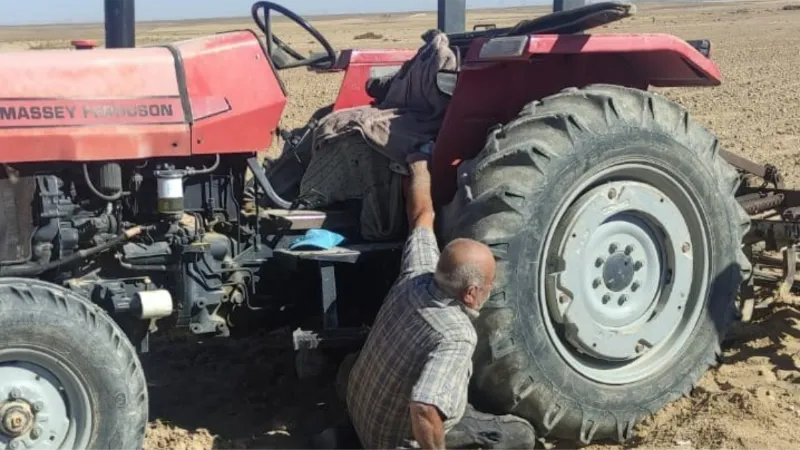 Traktörün altında kalan sürücüyü itfaiye kurtardı