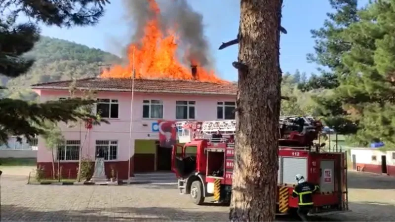 Öğrenciler dersteyken yangına yakalandı