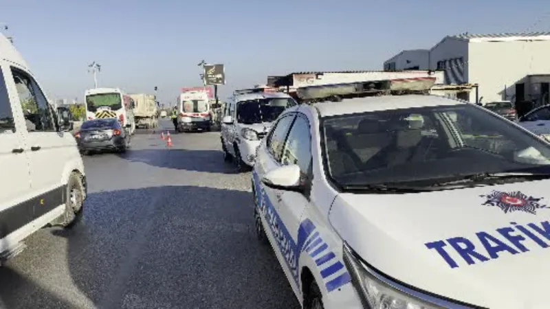 İzmir’de otomobil yol kenarını devrildi, 2 kişi yaralandı