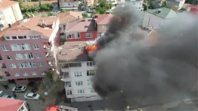Ataşehir’de 4 katlı binanın çatısı alev alev yandı