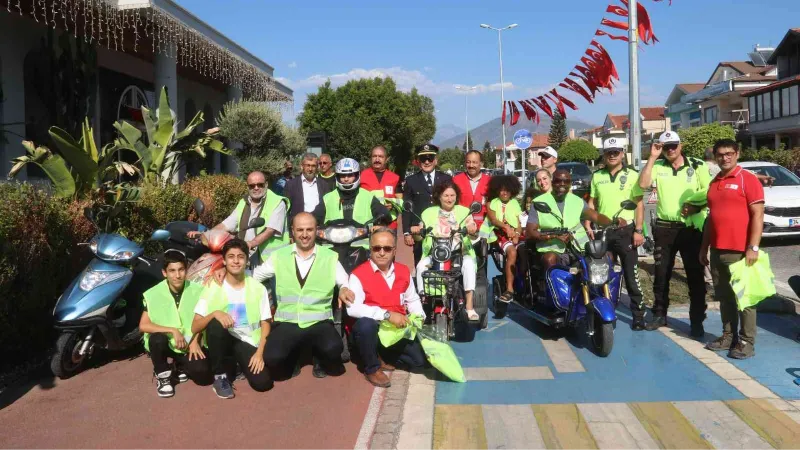 Fethiye’de motosiklet sürücülerine “Reflektif Yelek” dağıtıldı