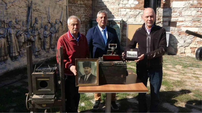 Tarihi fotoğraf makinesi Uşak Kent Müzesi’ne hediye edildi