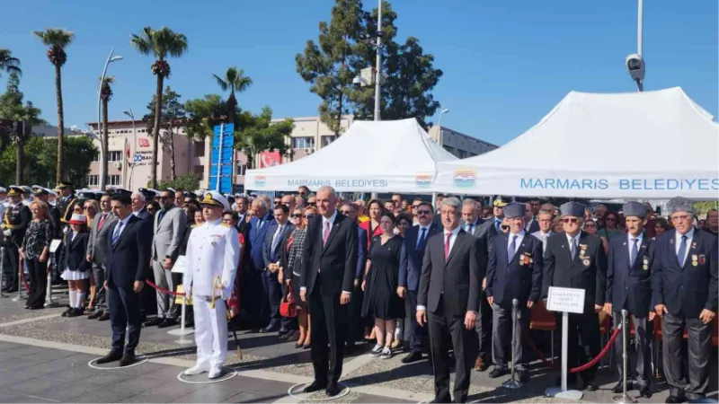 Marmaris’te Cumhuriyet Bayramı dolayısıyla Atatürk büstüne çelenk sunuldu