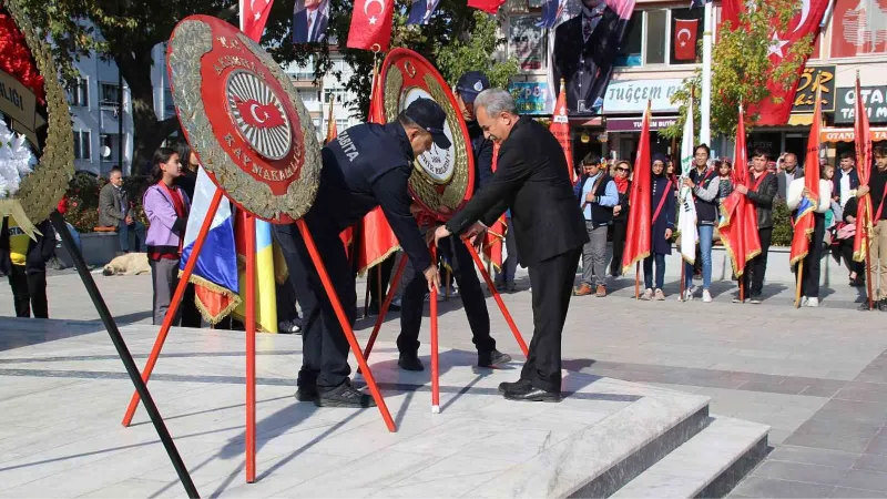 Akşehir’de Cumhuriyet Bayramı kutlamaları çelenk sunumuyla başladı