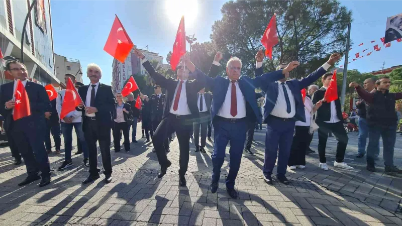 Soma’da 2 bin 500 öğrenci caddede zeybek oynadı