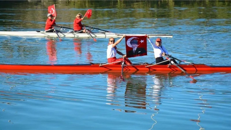 Kürekçiler Cumhuriyet bayramı için gösteri yaptı