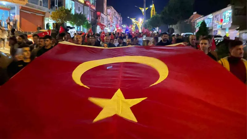 Şemdinli’de metrelerce uzunluğunda Türk Bayrağı Cumhuriyet bayramı için açıldı