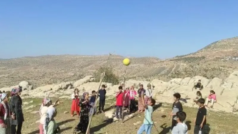 Siirtli çocuklar ip ve odun parçasından voleybol sahası yapıp gönüllerince eğlendi