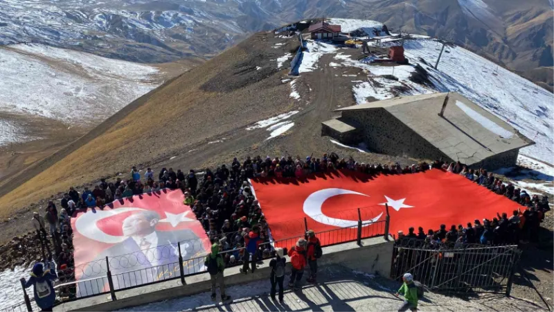 Palandöken’in karlı zirvesinde dinmeyen Cumhuriyet coşkusu