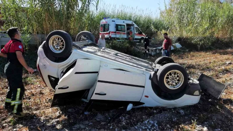 Takla atan otomobil tarlaya uçtu: 2 yaralı-var