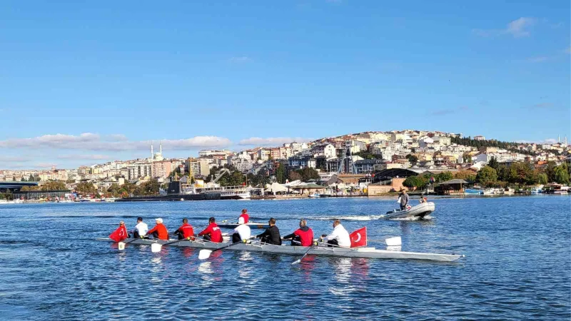 Haliç’te sporcular Cumhuriyet için kürek çektiler